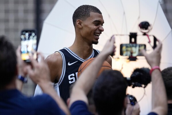 Get to know rookies, Spurs developmental process in new series