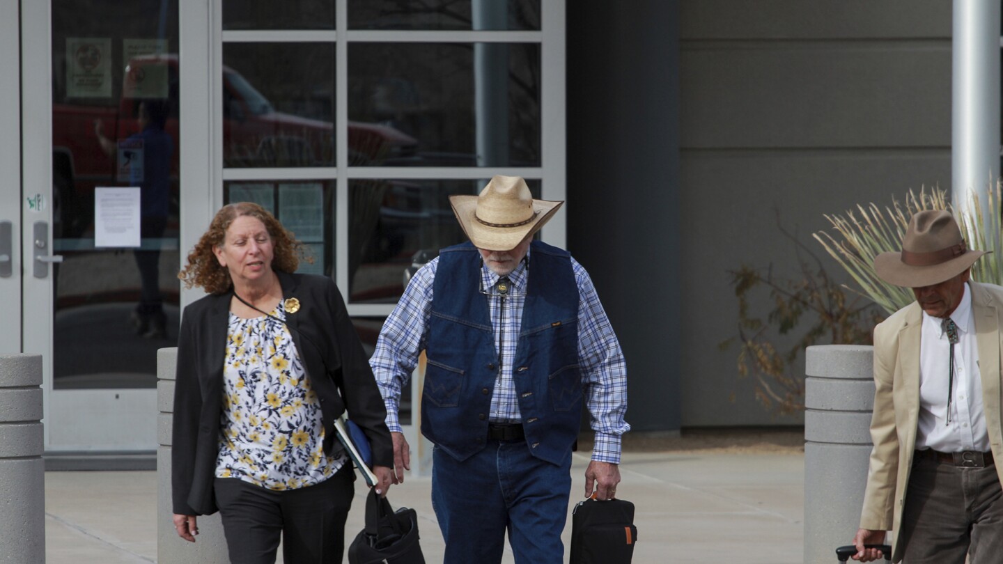 Съдебните заседатели посещават ранчо близо до границата между САЩ и Мексико, където мъж от Аризона е обвинен в убийството на мигрант