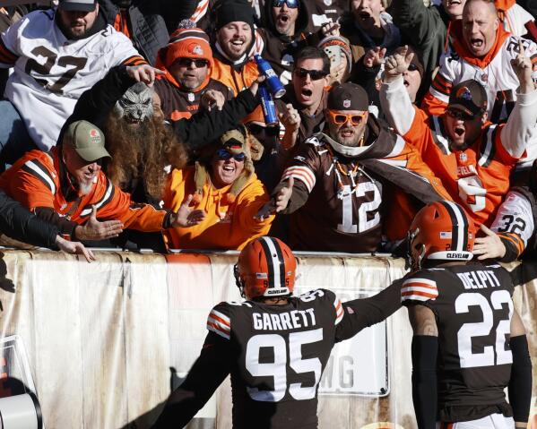 Garrett backs up words, Browns hang on to beat Ravens 24-22