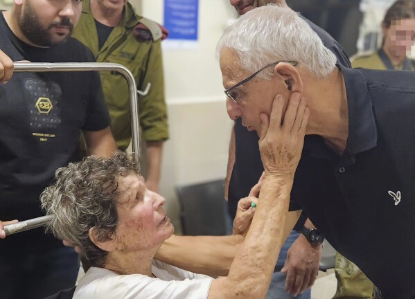 На этой фотографии, предоставленной больницей Ихилов, Йохевед Лифшиц, одна из двух женщин, освобожденных из плена ХАМАС поздно вечером в понедельник, 23 октября 2023 года, встречается с людьми в больнице в Тель-Авиве, Израиль.  (Дженни Йерушалми/больница Ихилов, через AP)