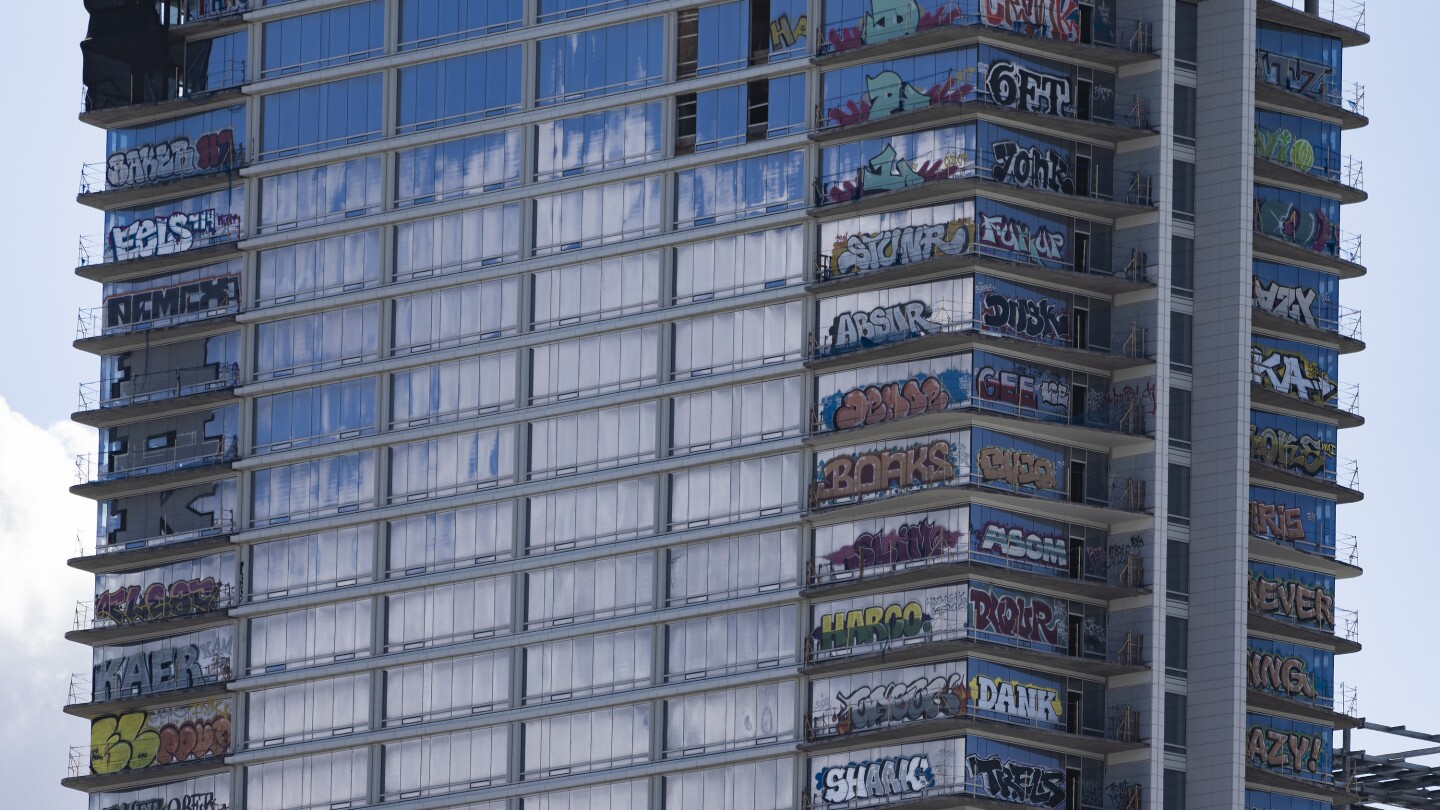Над Грами се извисява небостъргач в Лос Анджелис, маркиран с 27 етажа с графити