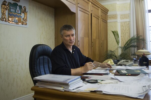 
              In this photo taken on Monday, Feb. 12, 2018, Yekaterinburg mayor Yevgeny Roizman talks to The Associated Press in his office in Yekaterinburg, Russia. Yekateringburg mayor Yevgeny Roizman openly criticizes President Vladimir Putin and has called for a boycott of Sunday’s presidential vote, a move advocated by Russian opposition leader Alexei Navalny, who is banned from running. (AP Photo/Nataliya Vasilyeva)
            