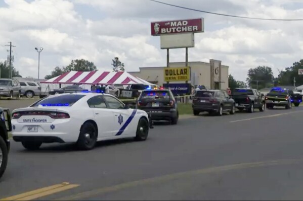Vehículos policiales se congregan en el lugar donde hubo un tiroteo, el 21 de junio de 2024, en Fordyce, Arkansas. (KATV vía AP)