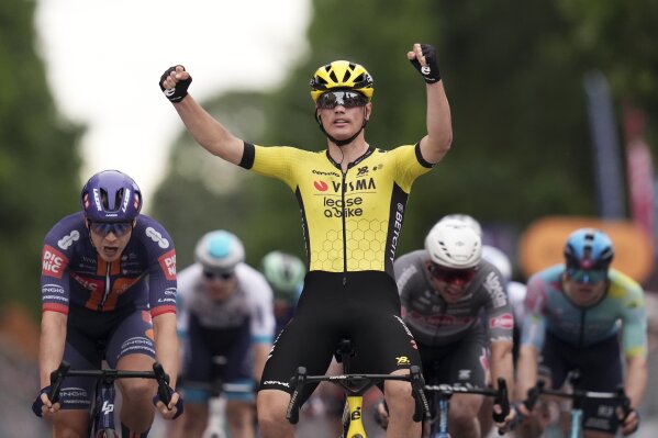 Netherlands' Olav Kooij crosses the finish line to win the 12th stage of the Giro d'Italia cycling race from Modena to Viadana (Oglio-Po), Italy, Thursday, May 22, 2025. (Massimo Paolone/LaPresse via AP)