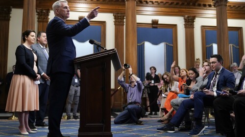 El presidente de la Cámara de Representantes, Kevn McCarthy, concede una pregunta a un reportero durante una conferencia de prensa en el Capitolio, en Washington, el viernes 14 de julio de 2023, después de que esa instancia legislativa aprobara la iniciativa anual de defensa. (AP Foto/Patrick Semansky)