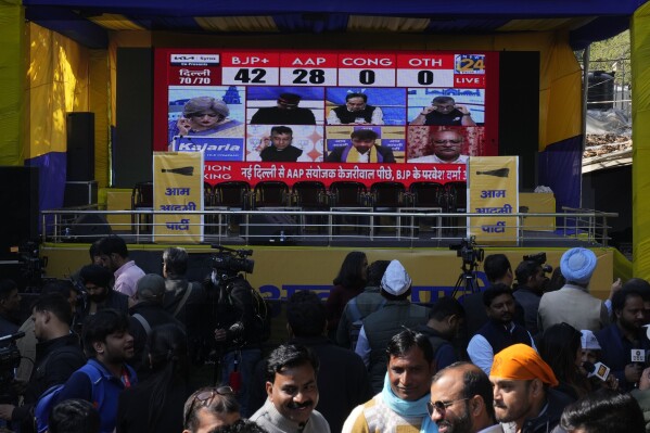 Jornalistas e apoiadores do Partido Aam Aadmi (AAP) esperam fora do escritório da AAP para os resultados finais das eleições estaduais de Delhi em Nova Délhi, Índia, sábado, 8 de fevereiro de 2025. (AP Photo/Manish Swarup)