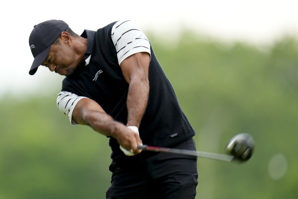 Tiger Woods hits his tee shot on the fifth hole during a practice round for the PGA Championship golf tournament at the Valhalla Golf Club, Tuesday, May 14, 2024, in Louisville, Ky. (Ǻ Photo/Jeff Roberson)