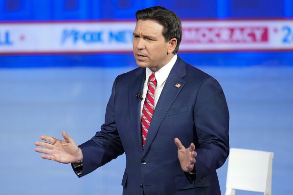 O candidato presidencial republicano, governador da Flórida, Ron DeSantis, fala durante uma prefeitura do Fox News Channel na terça-feira, 9 de janeiro de 2024, em Des Moines, Iowa.  (Foto AP/Abbie Parr)