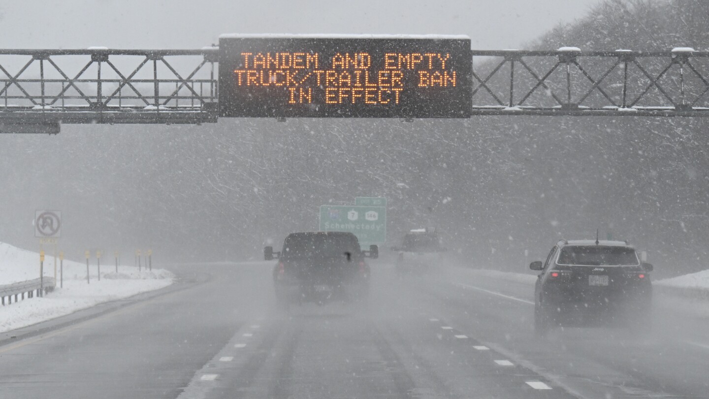 Североизточната част на САЩ се готви за буря през уикенда, която заплашва да нанесе сняг, дъжд и лед