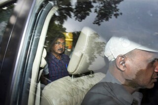 ARCHIVO - Arvind Kejriwal, líder del Partido Aam Admi, o Partido Hombre Corriente, sale en un auto tras una vista judicial en Nueva Delhi, India, el jueves 28 de marzo de 2024. Una corte en India prolongó el lunes 1 de abril la detención judicial de Kejriwal, en un caso que los partidos de oposición consideran parte de una campaña del gobierno del primer ministro, Narendra Modi, contra sus rivales antes de las elecciones nacionales que comienzan este mes. (AP Foto/Dinesh Joshi, Archivo)