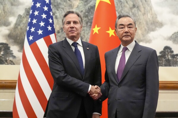 US-Außenminister Antony Blinken (links) trifft sich am Freitag, 26. April 2024, in Peking, China, mit dem chinesischen Außenminister Wang Yi im Diaoyutai State Guesthouse.  (AP Photo/Mark Schiefelbein, Paul)