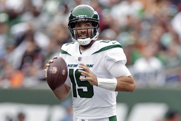 FILE - New York Jets quarterback Joe Flacco (19) looks to pass against the Cincinnati Bengals during an NFL football game Sunday, Sept. 25, 2022, in East Rutherford, N.J. Free agent quarterback Joe Flacco signed Monday, Nov. 20, 2023, with the Cleveland Browns, giving them depth, experience and another viable starting option following Deshaun Watson's season-ending shoulder surgery. (AP Photo/Adam Hunger, File)