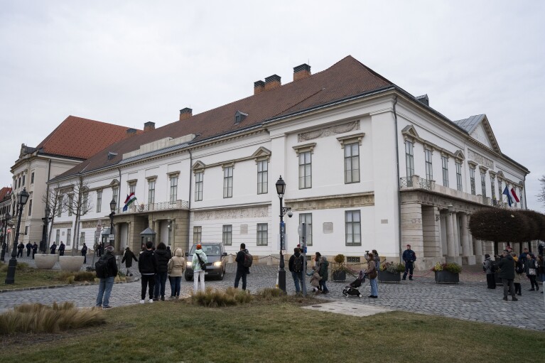 En panoramautsikt över Sándorpalatset, den ungerske presidentens officiella residens, i Budapest lördagen den 10 februari 2024. Ungerns konservativa president, Katalin Novak, har avgått efter offentliga reaktioner över en benådning som hon beviljat en man som dömts för att ha varit medbrottsling till sexuella övergrepp mot barn. Domen utlöste en politisk skandal utan motstycke för den länge styrande nationalistiska regeringen.  (AP Photo/Denes Erdos)