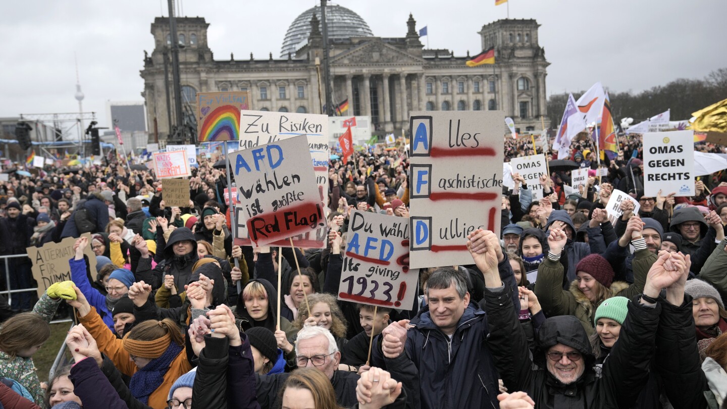 БЕРЛИН (AP) — Най-малко 150 000 души се събраха пред