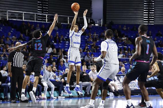 Middle Tennessee guard Teafale Lenard Jr., center, shoots past Florida Atlantic guard Jalen Gaffney, front left, during the second half of an NCAA college basketball game Thursday, Feb. 16, 2023, in Murfreesboro, Tenn. (AP Photo/Wade Payne)