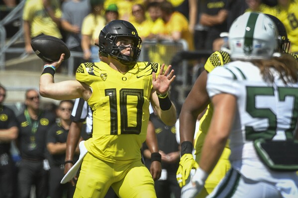 Oregon quarterback Bo Nix (10) passes the ball during the first half of an NCAA college football game Saturday, Sept. 2, 2023, in Eugene, Ore. (AP Photo/Andy Nelson)