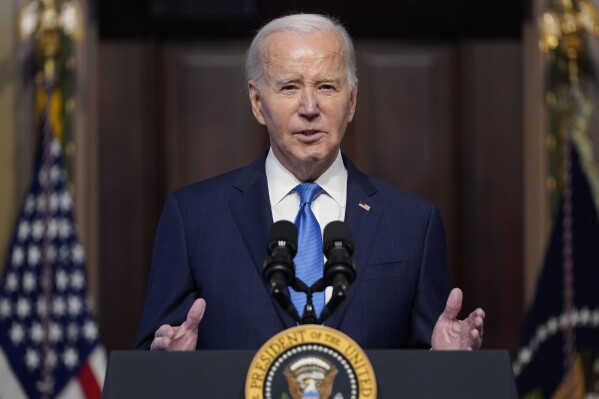 El presidente estadounidense Joe Biden habla durante una reunión del Consejo Nacional de Asesoría sobre Infraestructura en la Casa Blanca, el miércoles 13 de diciembre de 2023, en Washington. (AP Foto/Evan Vucci)