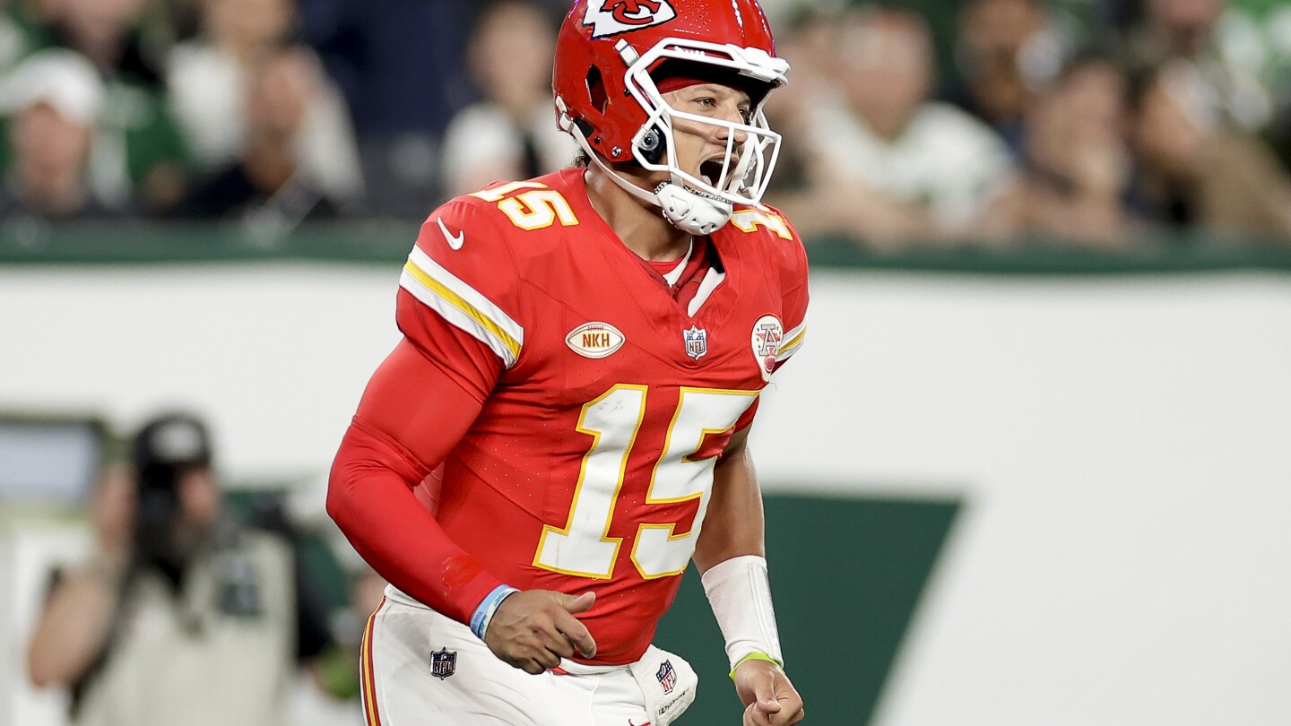 Patrick Mahomes, Chiefs hold on to beat Jets 23-20 with Taylor