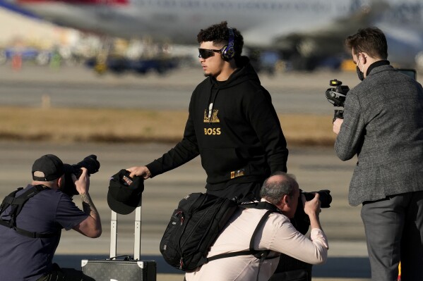 Eagles and Chiefs arrive in New Orleans for Super Bowl week | AP News
