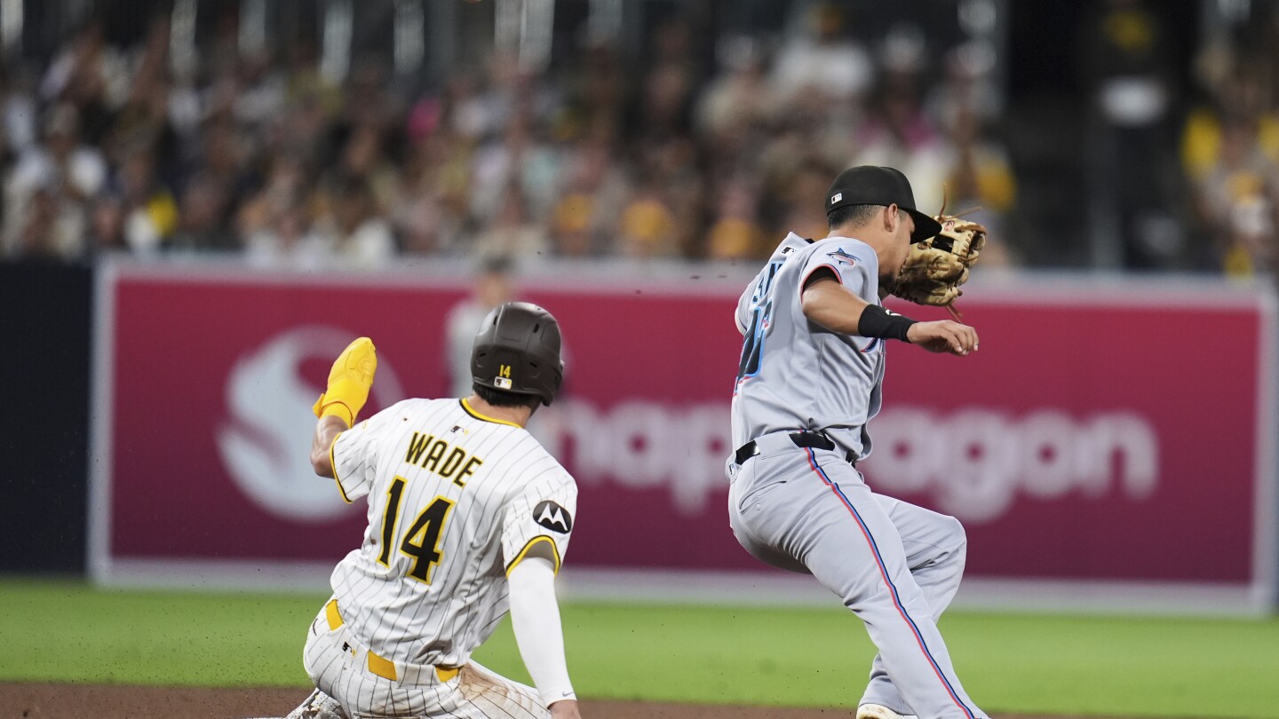 Marlins rookie second baseman Ronny Simón commits 3 errors in 3 innings