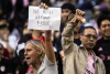 Reakcja fanów podczas towarzyskiego meczu piłki nożnej pomiędzy FC Hongkong a amerykańską drużyną Inter Miami na stadionie w Hongkongu w Hongkongu, niedziela, 4 lutego 2024 r. Nieobecność Lionela Messiego była rozczarowaniem dla fanów, którzy kupili wszystkie 40 000 biletów.  na stadionie w Hongkongu w ciągu godziny, kiedy trafił do sprzedaży w grudniu.  (AP Photo/Louise Delmotte)