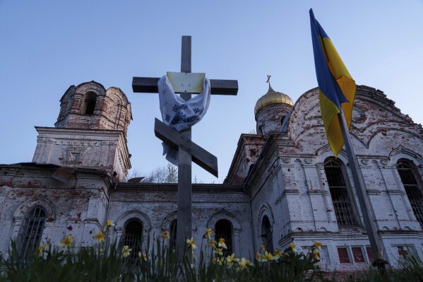 Một nhà thờ bị phá hủy trong cuộc giao tranh giữa lực lượng Nga và Ukraine được nhìn thấy trong lễ kỷ niệm Lễ Phục sinh Chính thống giáo tại làng Lukashivka, Ukraine, vào Chủ Nhật, ngày 20 tháng 4 năm 2025. (Ảnh AP/Evgeniy Maloletka)