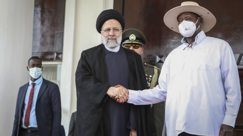 Presiden Iran Ebrahim Raisi, kiri, berjabat tangan dengan Presiden Uganda Yoweri Museveni, kanan, di State House di Entebbe, Uganda Rabu, 12 Juli 2023. Presiden Iran telah memulai kunjungan langka ke Afrika karena negara itu terhuyung-huyung akibat krisis yang berat. krisis ekonomi AS.  Sanksi, dan berupaya memperdalam kemitraan di seluruh dunia.  (AP Photo/Hajarah Nalwadda)