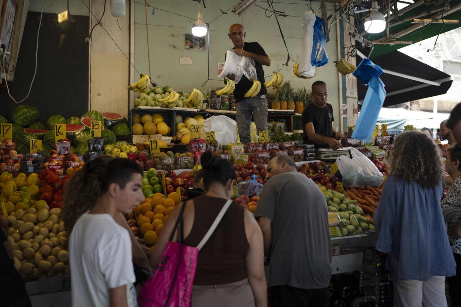 Israel's economy is struggling. Economists say ending the war would help |  AP News
