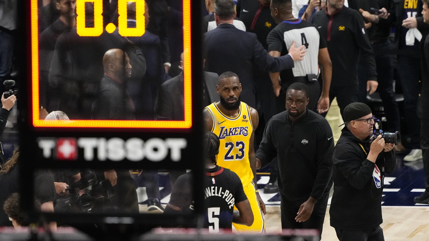 LeBron James wettert im Replay Center der NBA um Anrufe, die Lakers verlieren am Buzzer-Beater und liegen mit 2:0 gegen Denver