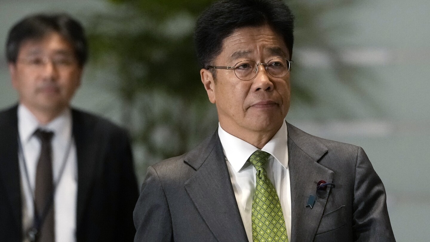 Japan walks a tightrope between US and China