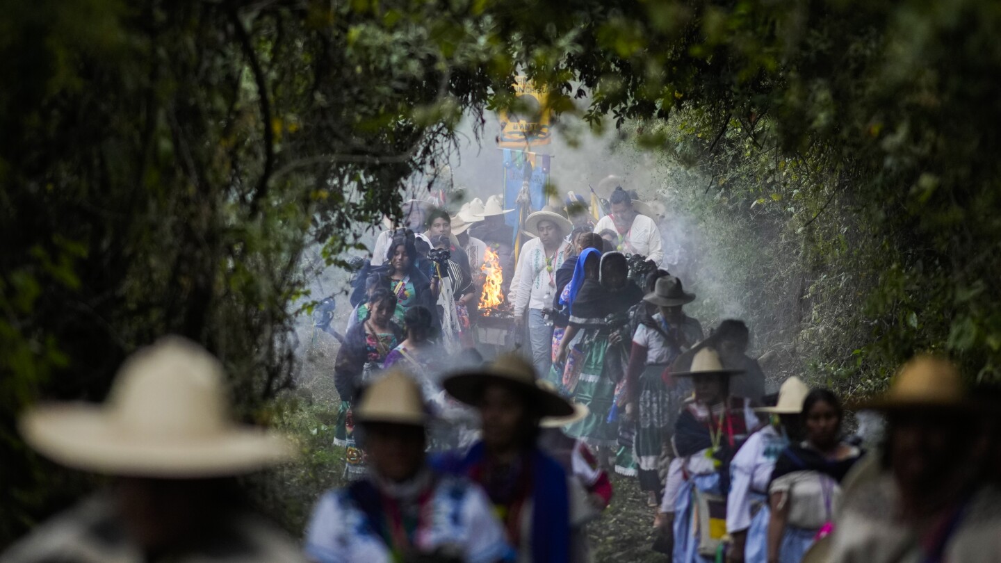 Мексиканската местна група Purepecha приветства Новата година с древна церемония „Нов огън“