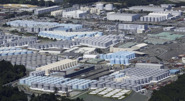 Esta vista aérea muestra los tanques que contienen aguas residuales radiactivas tratadas en la central nuclear de Fukushima Daiichi en Fukushima, al norte de Japón, el 22 de agosto de 2023. El operador de la central nuclear de Fukushima Daiichi, devastada por el tsunami, comenzará a liberar el primer lote de aguas residuales tratadas. y aguas residuales radiactivas diluidas en el Océano Pacífico más tarde el jueves 24 de agosto de 2023, dijeron ejecutivos de servicios públicos.  (Noticias de Kyodo vía AP)