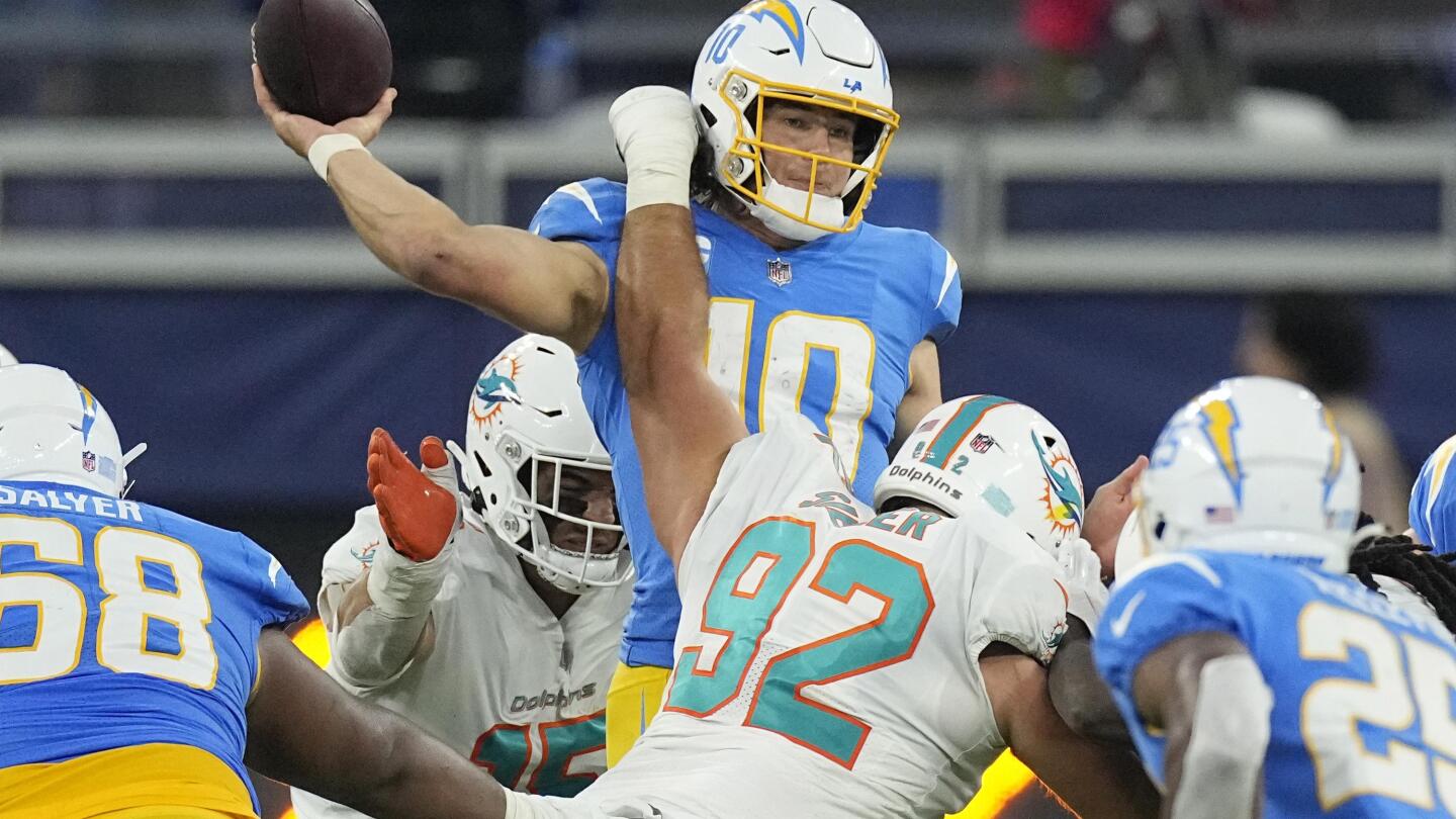 Miami Dolphins 17-23 Los Angeles Chargers: Justin Herbert out-duels Tua  Tagovailoa to lead Chargers past Dolphins, NFL News