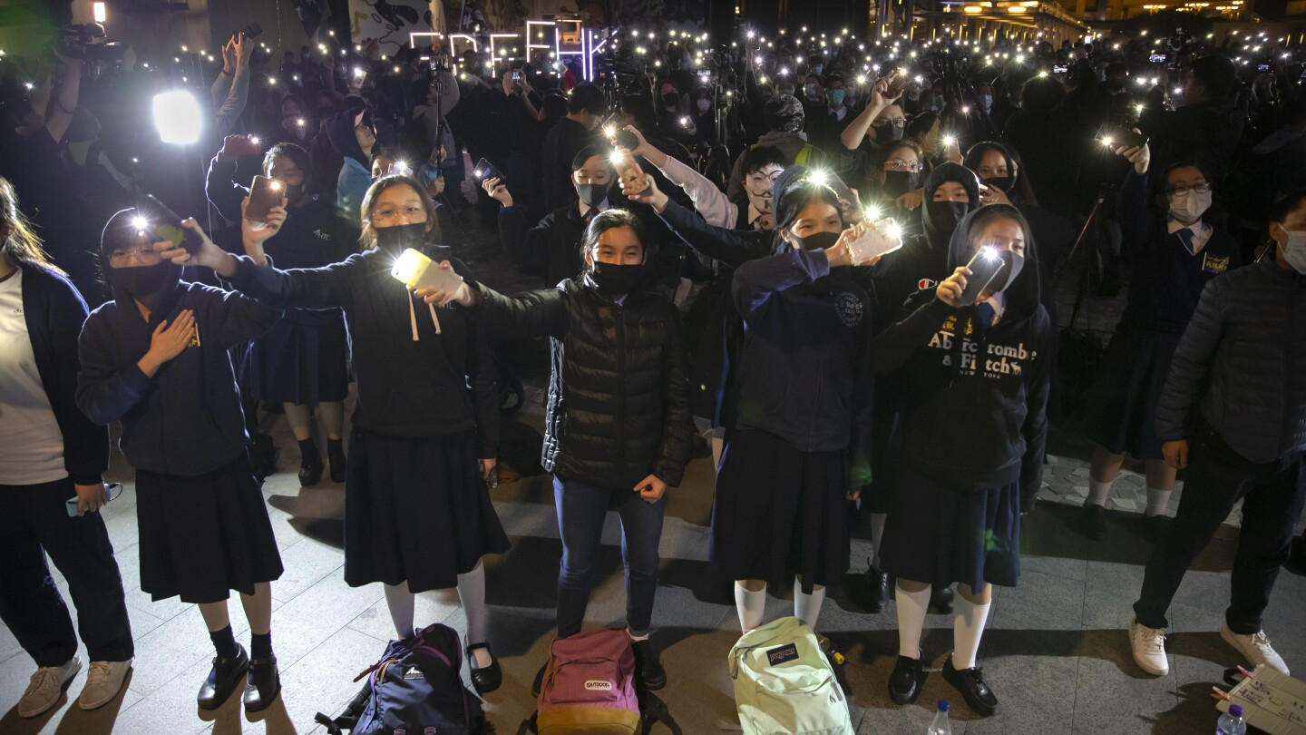 De distributeur van een populair protestlied uit Hong Kong zal het van alle platforms verwijderen, zegt de maker van het nummer