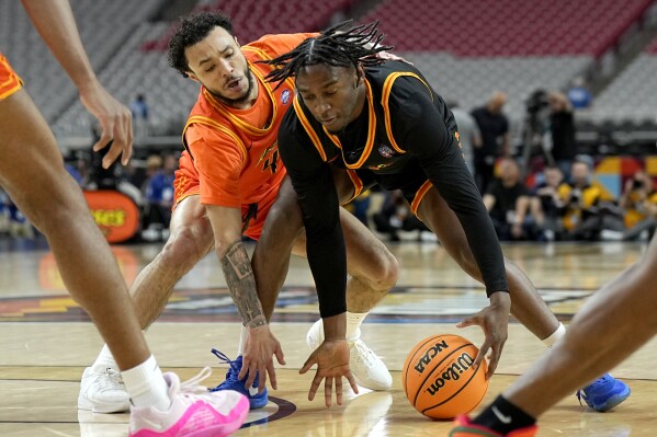 East's Tyler Thomas, of Hofstra, right and West's Jaelen House, of New Mexico, battle for the ball during the first half of the NCAA college all-star basketball game at the final four tournament, Friday, April 5, 2024, in Glendale, Ariz. (AP Photo/Brynn Anderson )