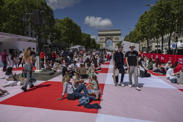 Descubra cómo los Campos Elíseos de París se transformaron en una manta de picnic masiva