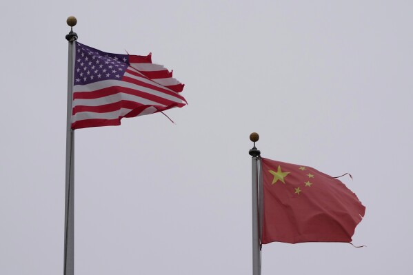 Una bandera de Estados Unidos ondea junto a una bandera de China en el barrio chino de San Francisco, el viernes 18 de abril de 2025. (Foto AP/Jeff Chiu)