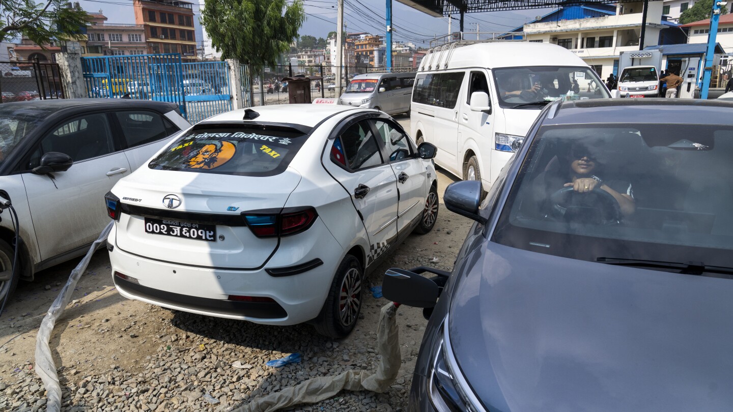 Бум на продажбите на електромобили в Непал, помага за спестяване на внос на петрол, облекчаване на смога