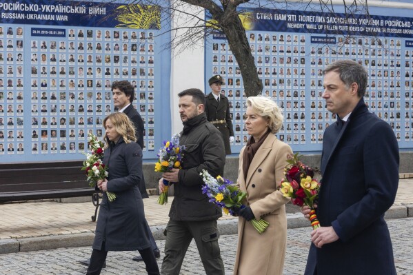 In this photo provided by the Ukrainian Presidential Press Office, Belgian Prime Minister Alexander De Croo, EU Commission President Ursula von der Leyen, Ukrainian President Volodymyr Zelenskyy, Italy's Premier Giorgia Meloni, Canadian Prime Minister Justin Trudeau, from right to left, attend laying flowers ceremony at the Wall of Remembrance to pay tribute to killed Ukrainian soldiers, in Kyiv, Ukraine, Saturday, Feb. 24, 2024. President Volodymyr Zelenskyy has welcomed Western leaders to Kyiv to mark the second anniversary of Russia's full-scale invasion, as Ukrainian forces run low on ammunition and foreign aid hangs in the balance. (Ukrainian Presidential Press Office via 麻豆传媒app)