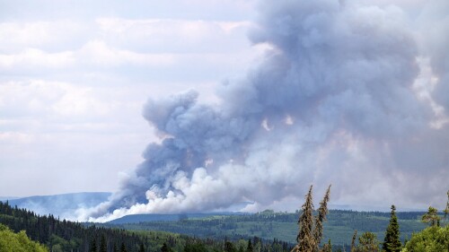 DOSSIER - De la fumée s'échappe du feu de forêt de Donnie Creek qui brûle au nord de Fort St. John, en Colombie-Britannique, au Canada, le dimanche 2 juillet 2023. (AP Photo/Noah Berger, File)