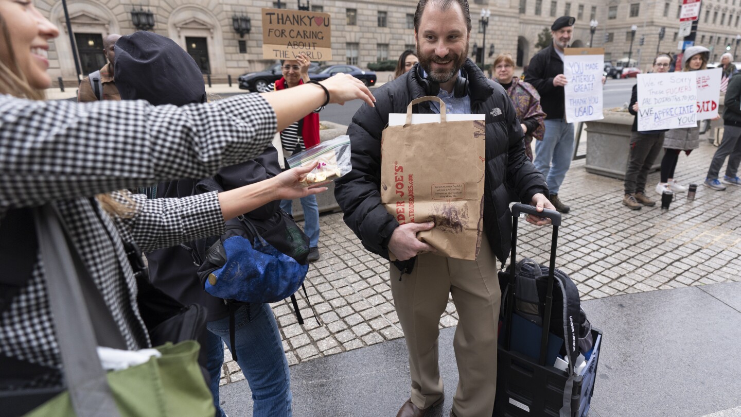 Trabajadores de USAID recogen sus pertenencias tras decisión de eliminar la agencia