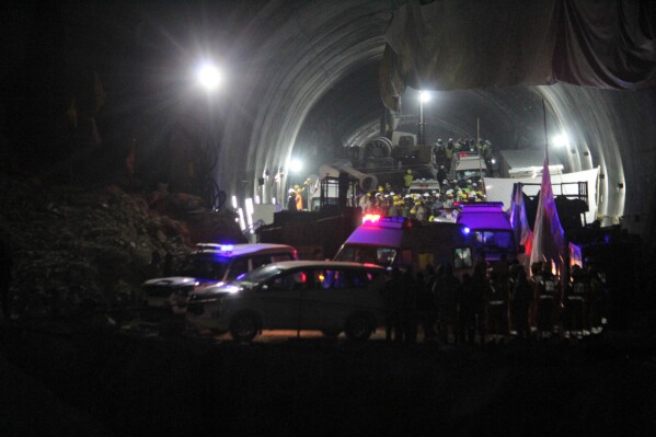 Des ambulances sortent du tunnel transportant des ouvriers secourus à Silkyara, dans l'État d'Uttarakhand, dans le nord de l'Inde, le mardi 28 novembre 2023. Le ministre indien des Transports a déclaré que les 41 ouvriers du bâtiment qui étaient coincés dans un tunnel de montagne effondré dans le nord du pays ont été retiré.  (Photo AP)