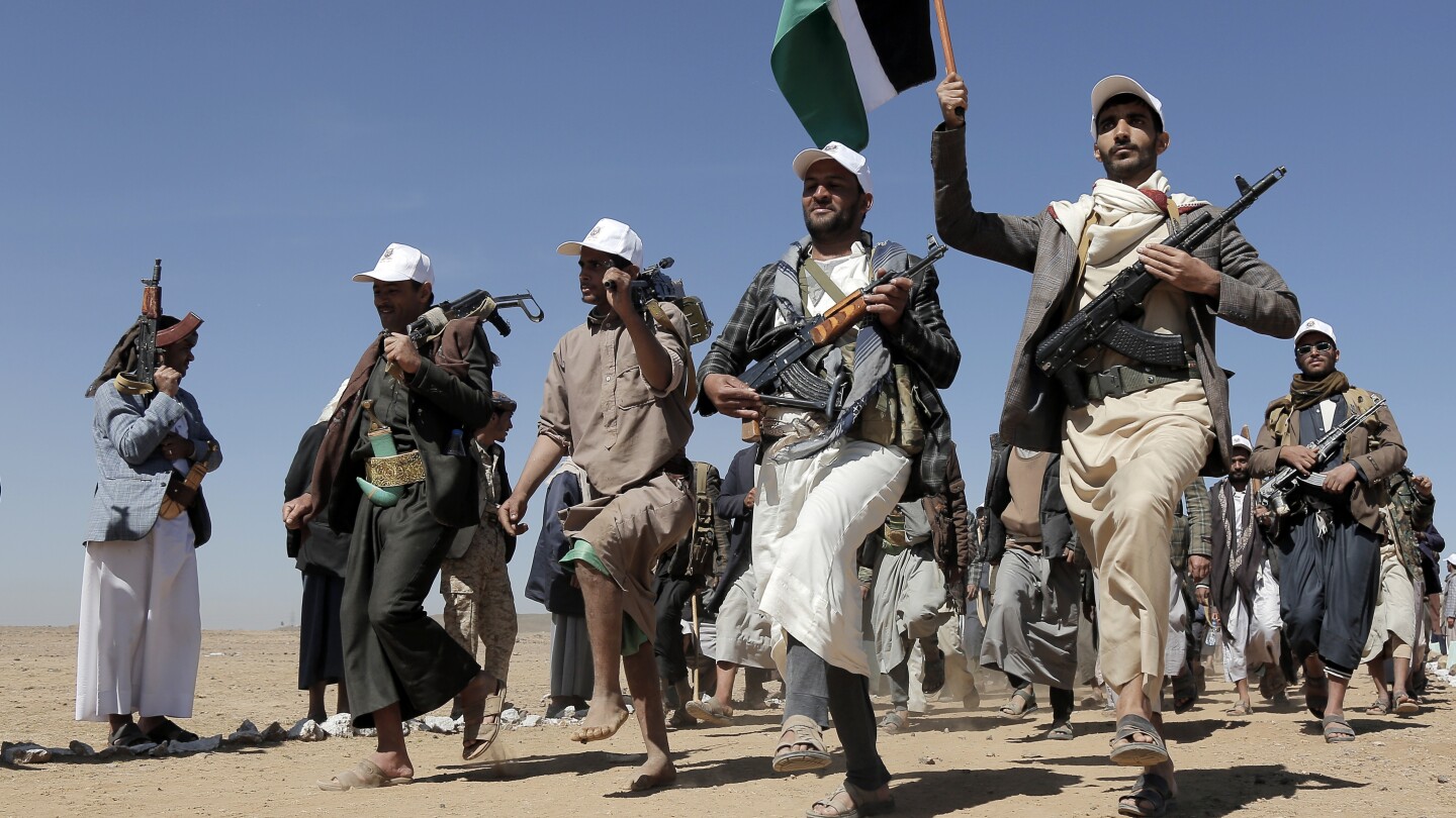 Лидери на ООН и хуманитарни групи настояват за незабавно освобождаване на 17 служители, задържани от йеменските бунтовници