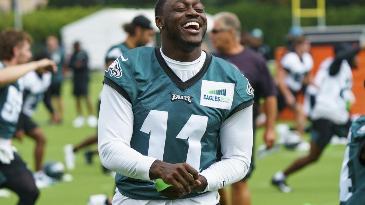 Shirt off his rack: Eagles' Brown buys fans No. 11 jerseys