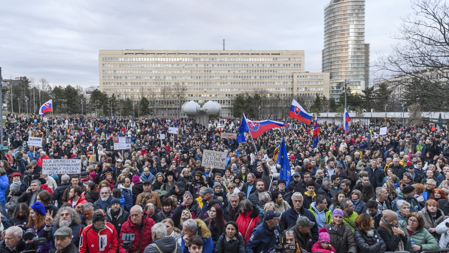 Photo of Tisíce ľudí sa na Slovensku zišli pri príležitosti zabitia investigatívneho novinára a jeho snúbenice v roku 2018.