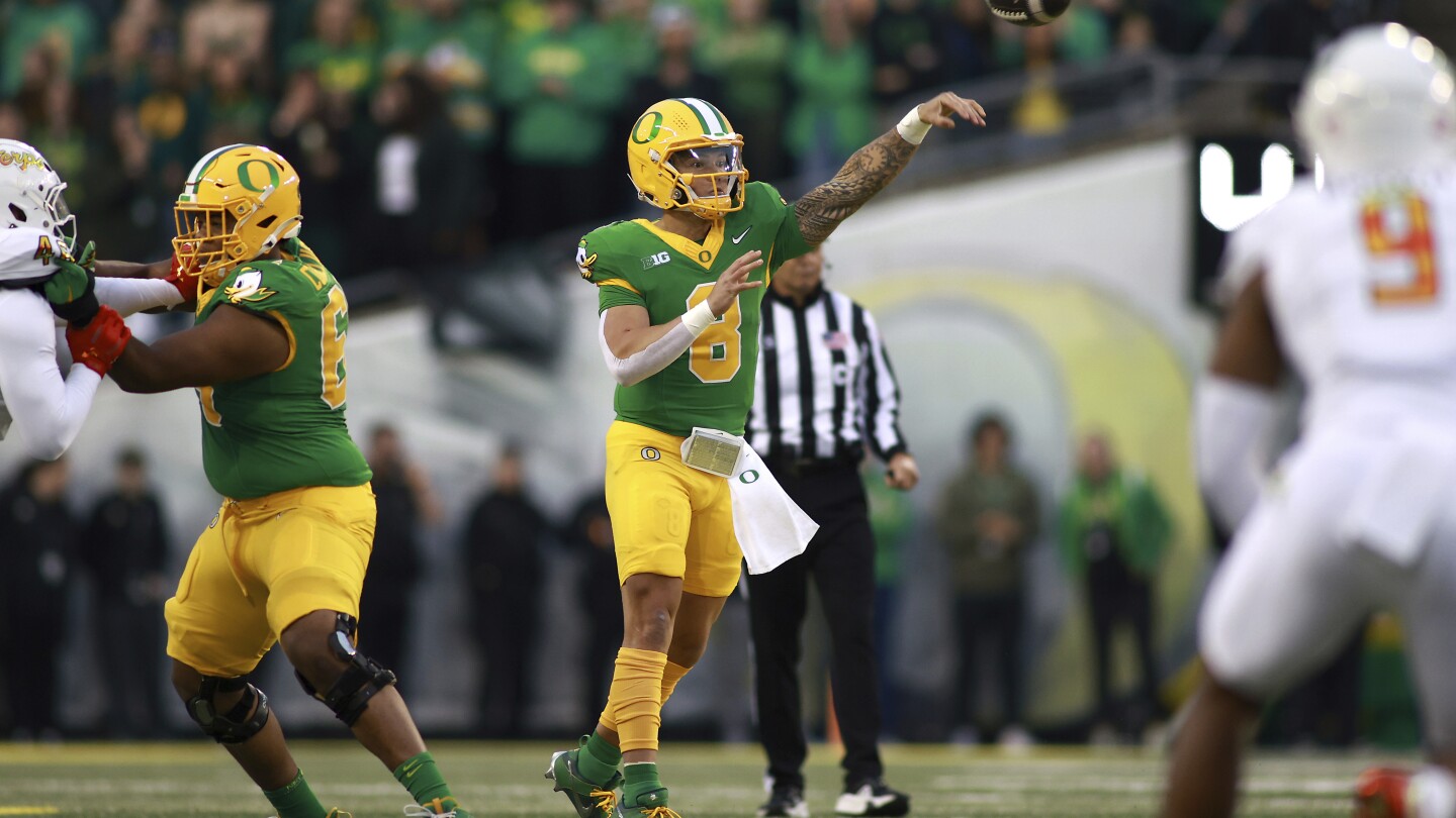 Gabriel breaks NCAA total TDs record and No. 1 Oregon downs Maryland 39-18