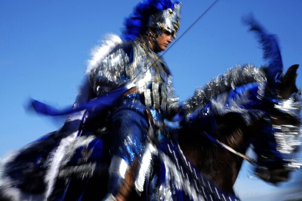 Un caballero cristiano monta a caballo durante una recreación de una batalla en las Cavalhadas, o Fiesta del Espíritu Santo, en Pirenópolis, estado de Goiás, Brasil, el lunes 9 de junio de 2025. (Foto AP/Eraldo Peres)
