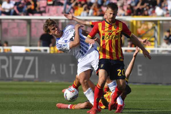 Lecce's Ylber Ramadani, right, and Como's Nico Paz battle for the ball during the Serie A soccer match between Lecce and Como 1907 at the Via del Mare Stadium in Lecce, Italy, Saturday, April 19, 2025. (Giovanni Evangelista/LaPresse via AP)