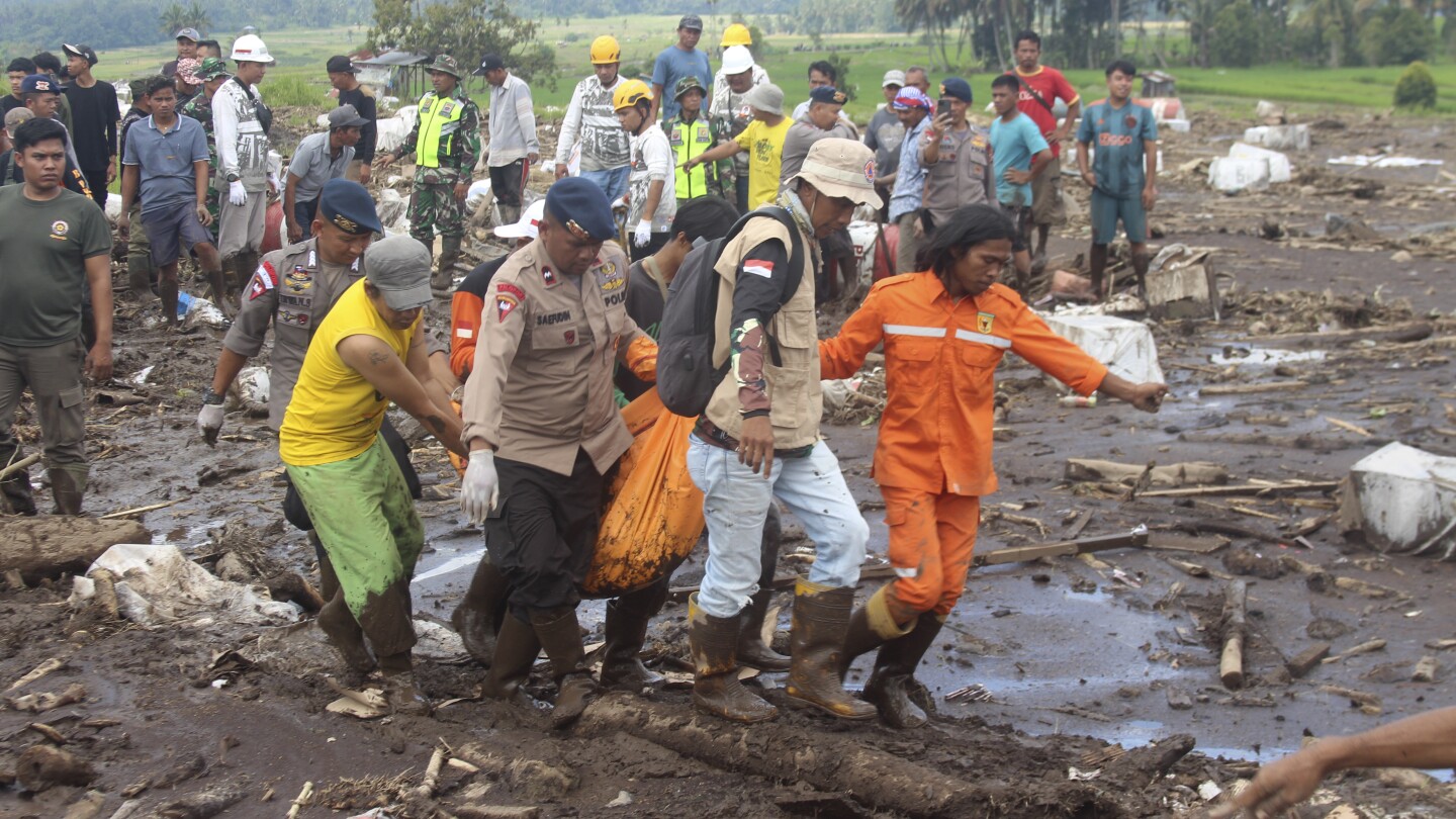 Индонезийски спасители претърсват реки и отломки след внезапни наводнения, които убиха най-малко 50