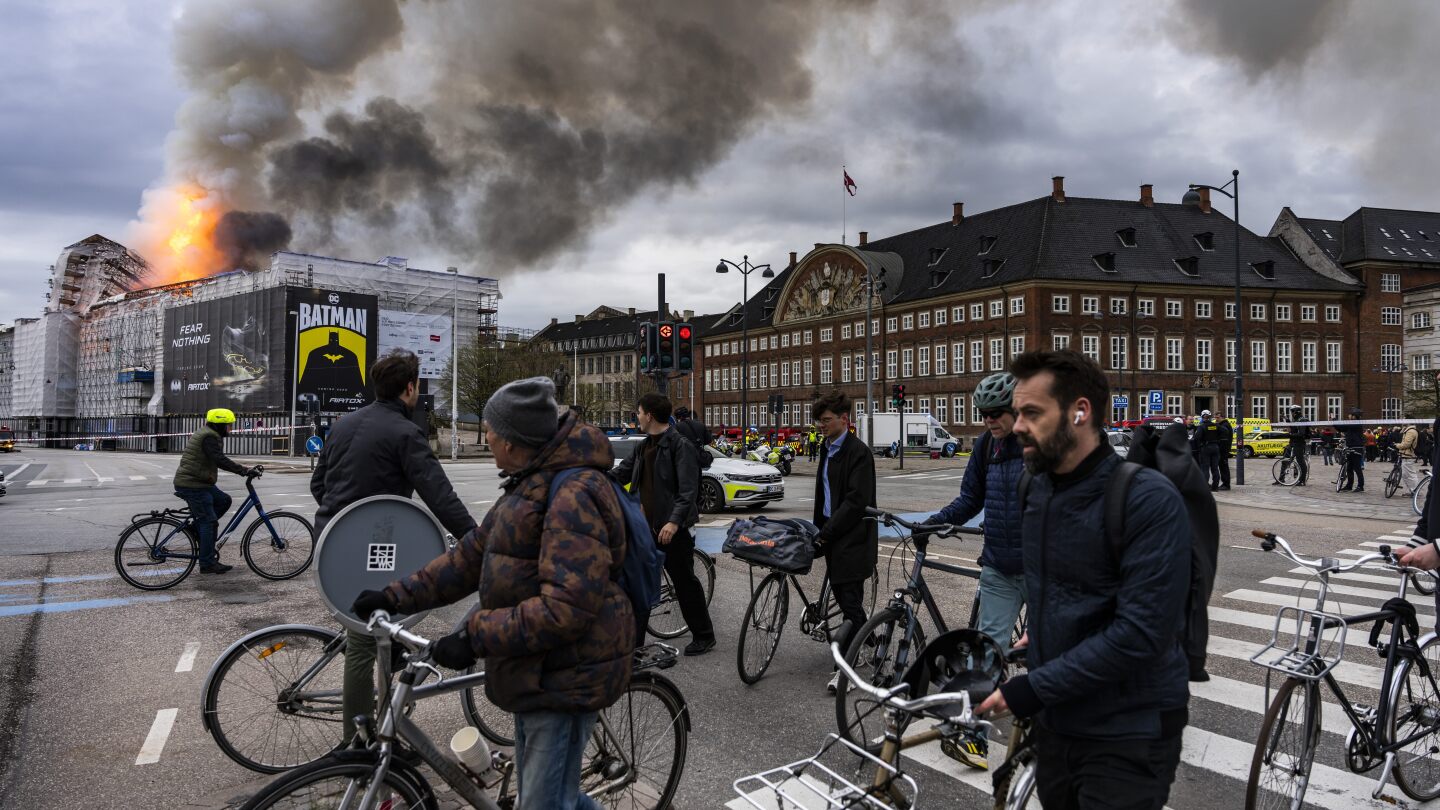 화재로 옛 코펜하겐 증권거래소가 파괴되어 타워가 무너졌습니다.